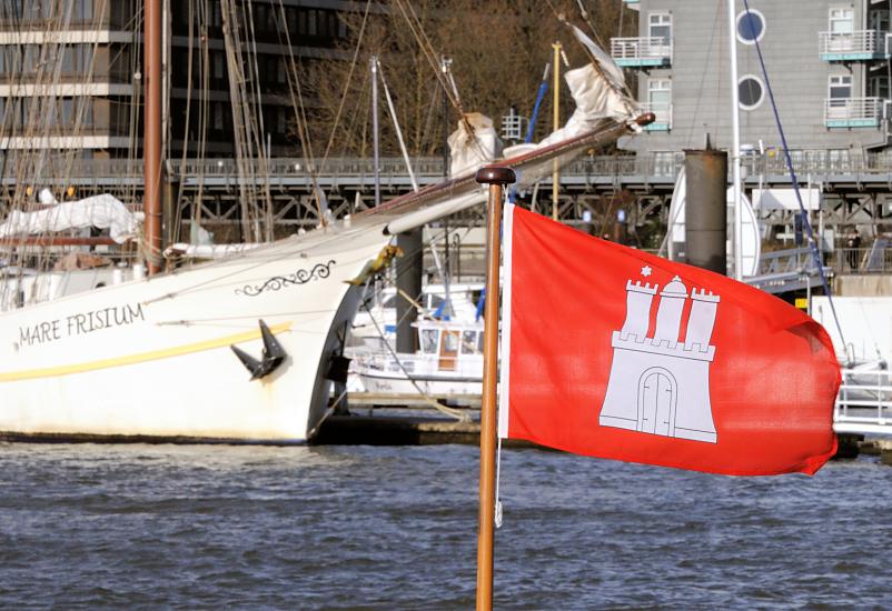 3694_0540 Schiffsbug eines Segelschiffs - Hamburger Flagge im Wind. | Flaggen und Wappen in der Hansestadt Hamburg